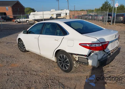 2015 Toyota Camry Hybrid Le z USA, uszkodzony, nr VIN 4T1BD1FK9FU167661